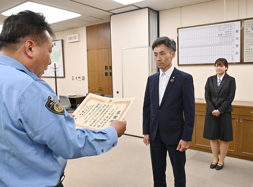 橋本署長㊧から感謝状を受ける中谷支店長㊥と川口さん