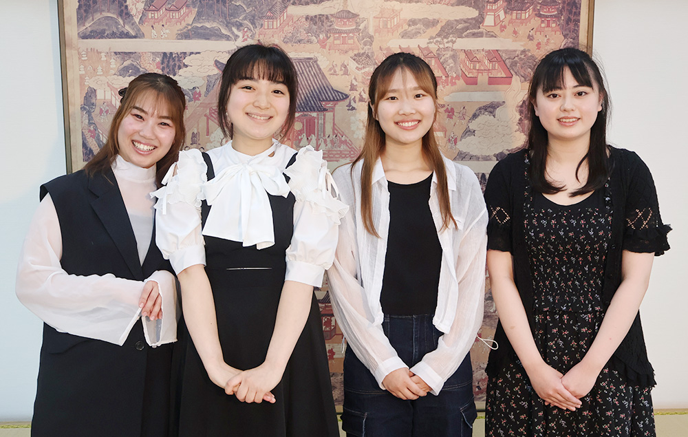 龍宮乙姫龍灯献上行脚に出演する(左から)中嶋さん、岸部さん、角倉さん、木脇さん