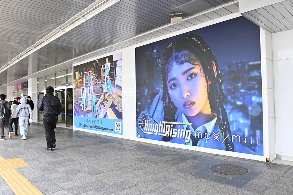 先月、JR和歌山駅前にはNONAさんの特大広告㊨も