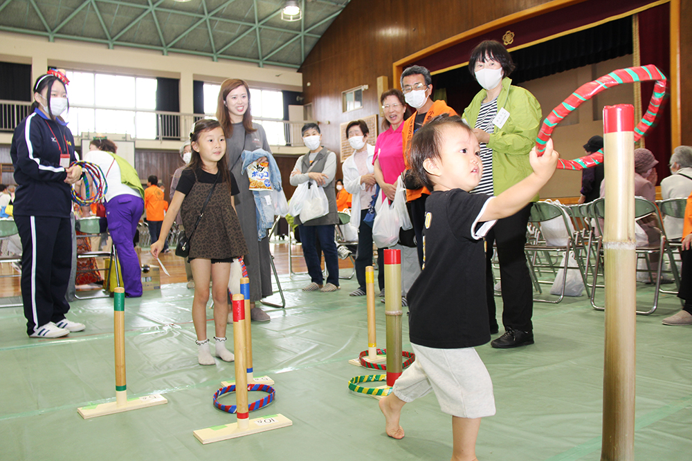 輪投げを楽しむ子どもたち