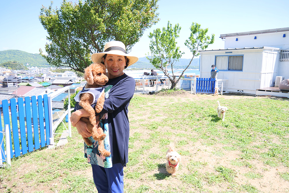 完成したドッグランで笑顔の鈴木さん
