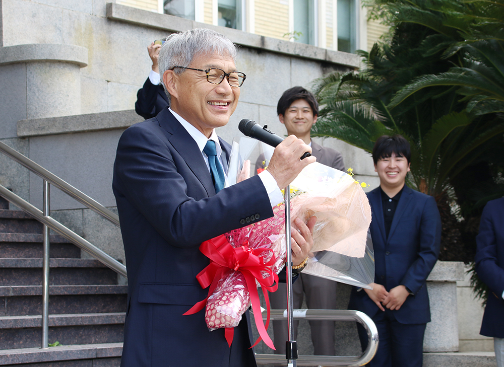 花束を手に登庁式であいさつする宮﨑知事