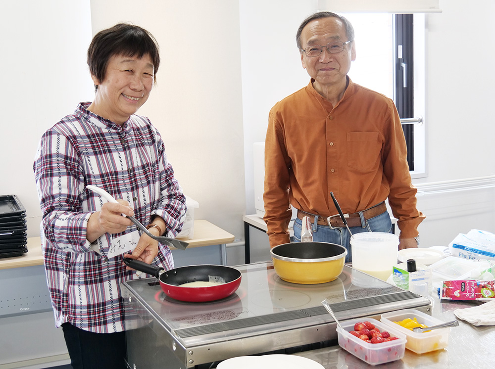 子どもたちを優しく見守る橋本代表㊨と石橋さん