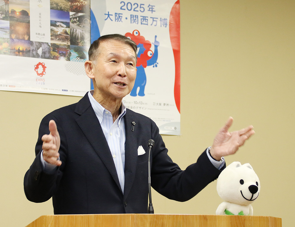 生前最後の定例記者会見で話す岸本前知事(4月8日)
