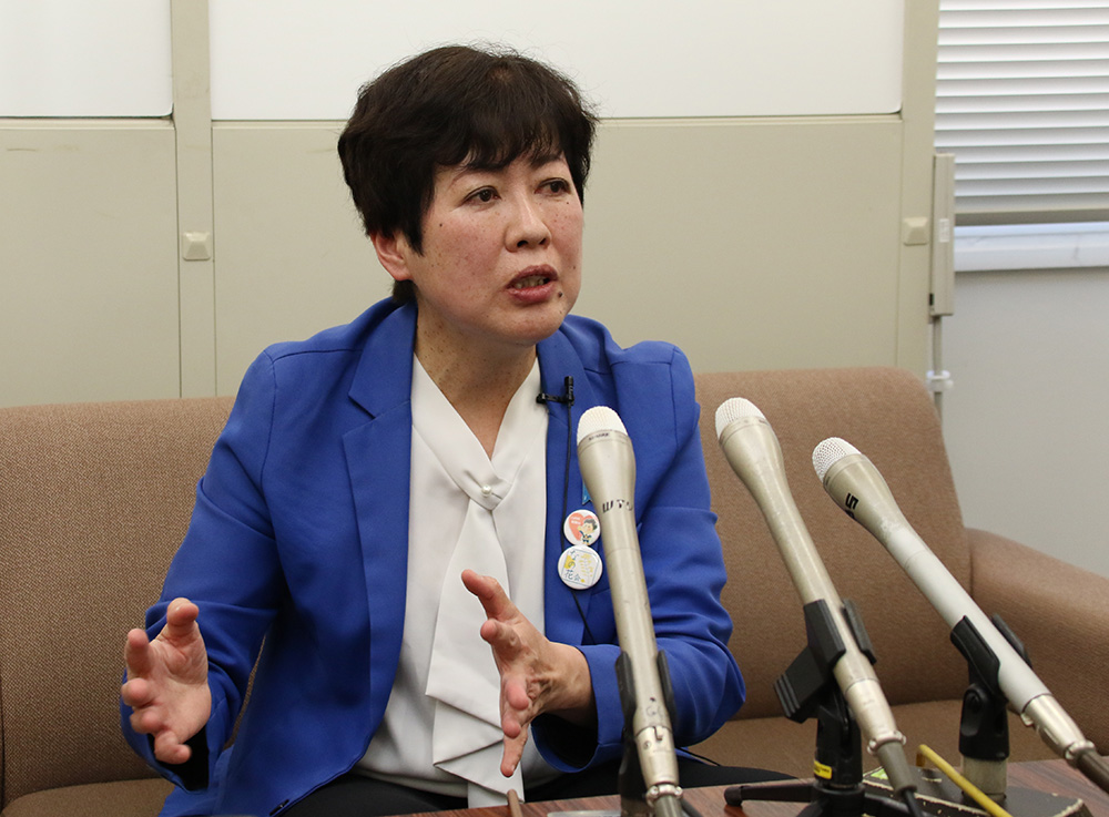 参院選への立候補を表明する本間氏