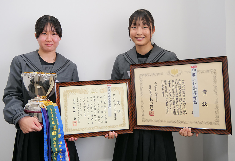 賞状を手に笑顔の吉村さん㊨と村上さん