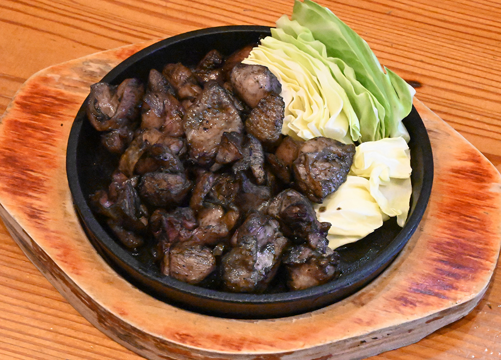 旨味のある「ひねどりの炭火炙り焼き」