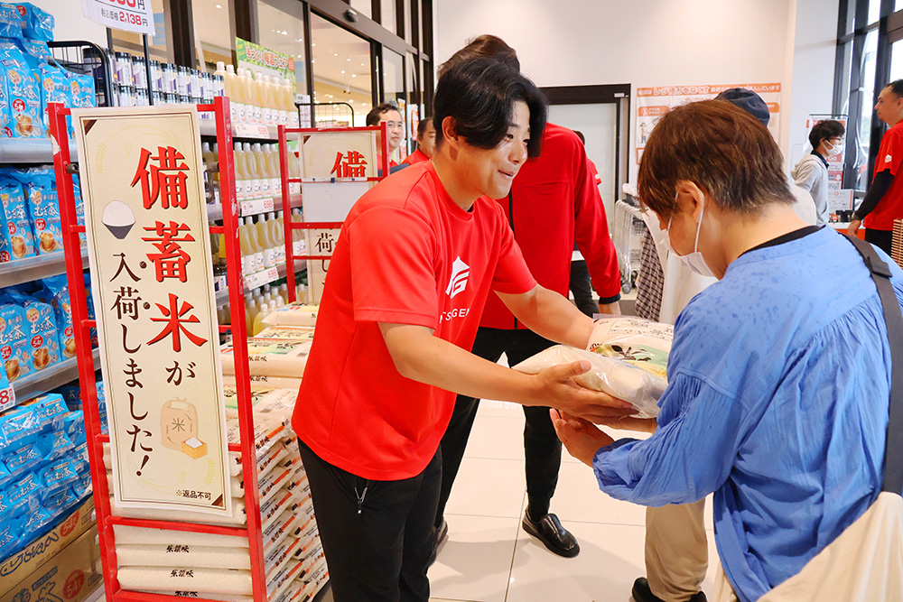 備蓄米を買い求める客
