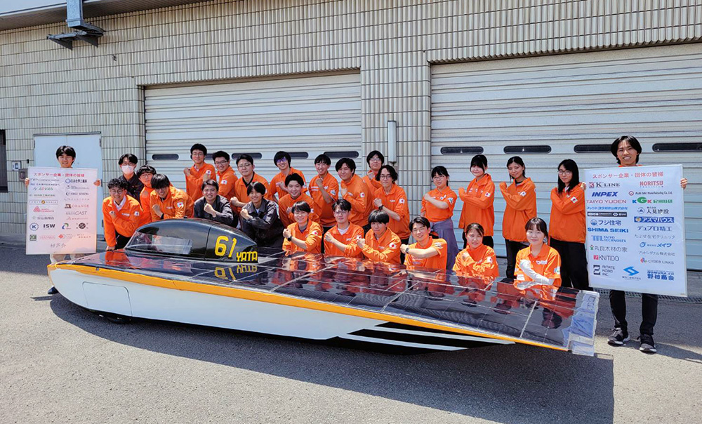 チームの学生らと「YATA」(写真は同チーム提供)