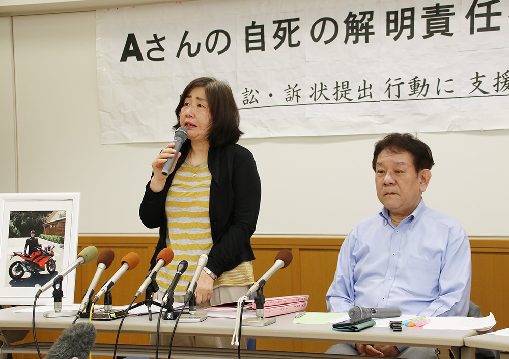 弁護士と共に会見する啓子さん㊧