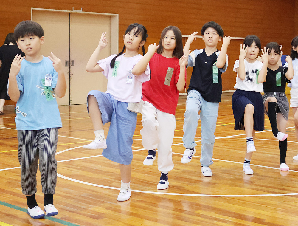 わかダンを踊る児童ら