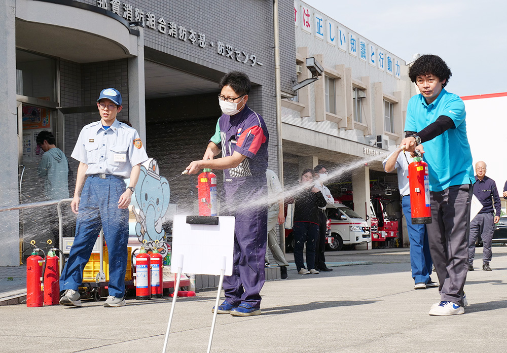 消火訓練をする参加者