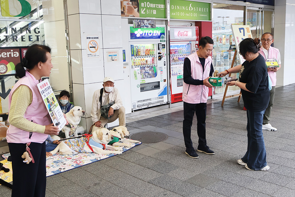 盲導犬育成を支援するための募金を呼びかける会員ら
