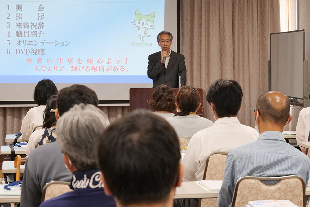 あいさつする上野山支部長