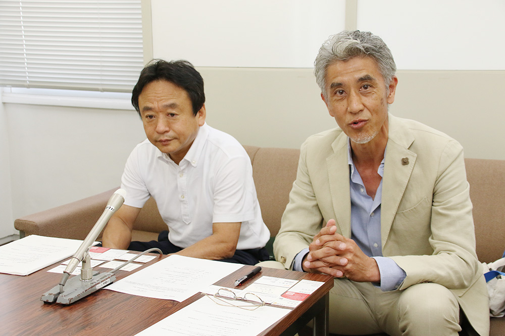公開討論会への来場を呼び掛ける橋本代表㊨、岡﨑さん