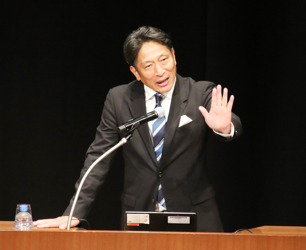 講演する原さん