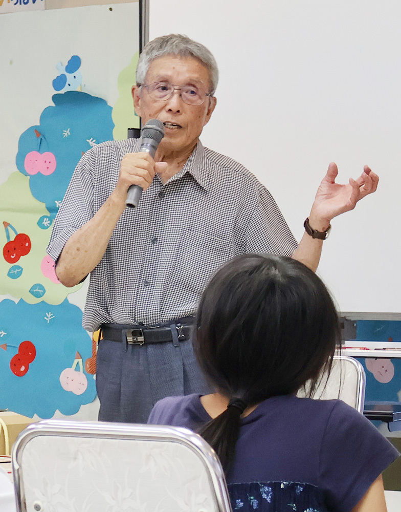 空襲の体験談を話す田中さん