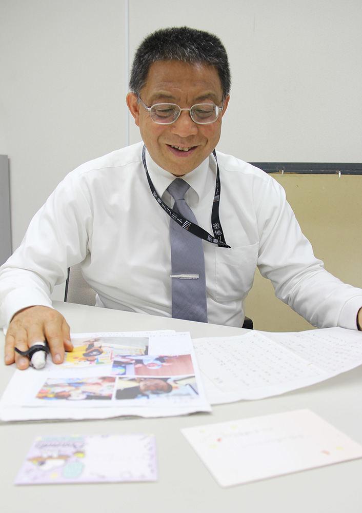 石巻から届いた手紙を読み返す高垣さん