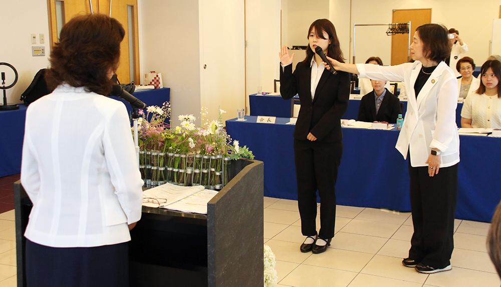 宣誓する奥部長(中央)