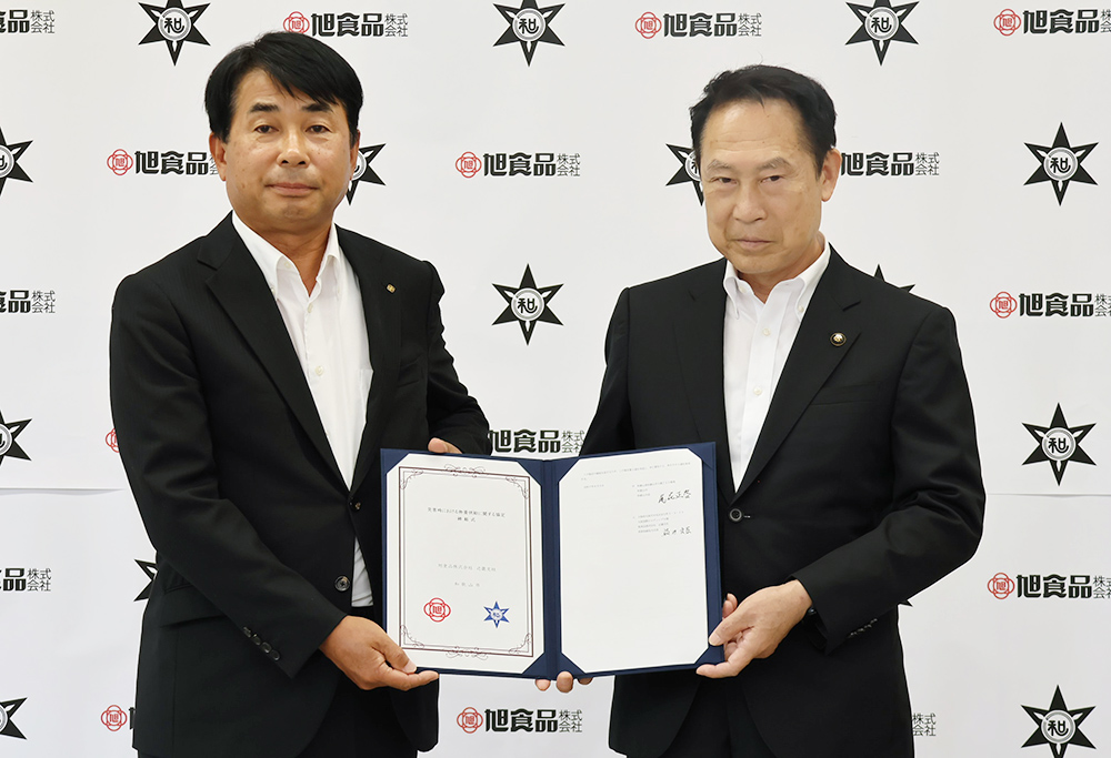 協定書を手に福井支社長㊧と尾花市長(和歌山市提供)