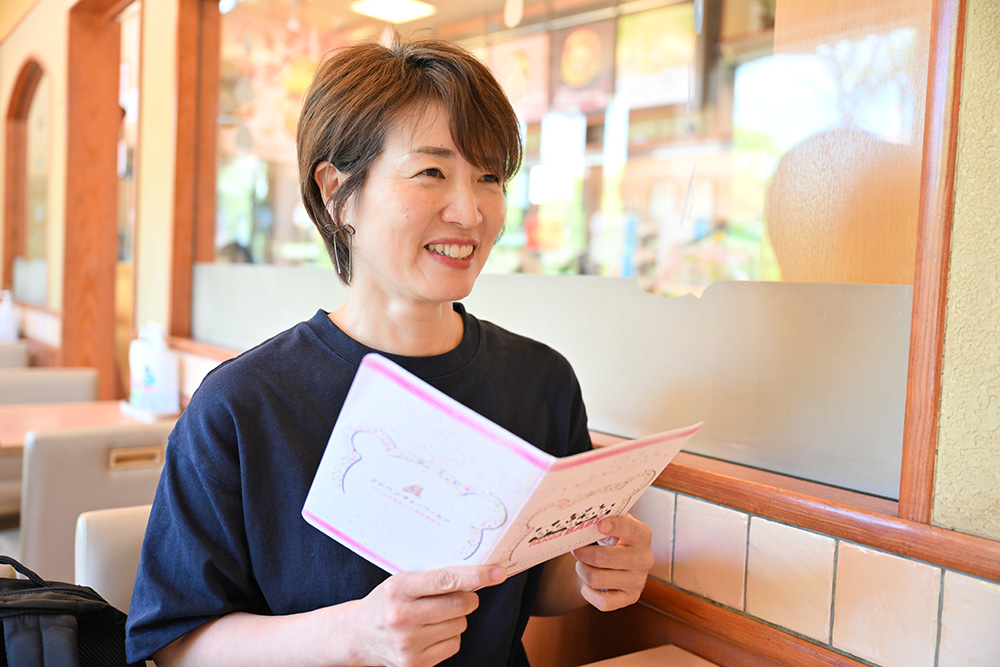 名付け親に送られるカードを手に彩浜との思い出を語る宮田さん