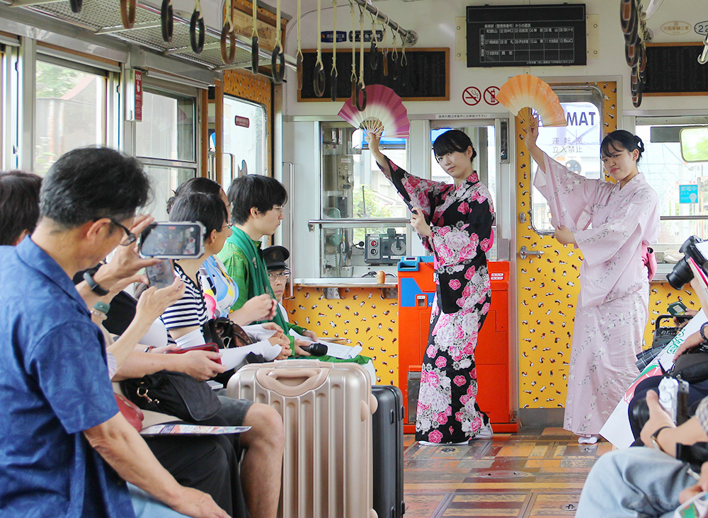 車内で日本舞踊を披露する生徒