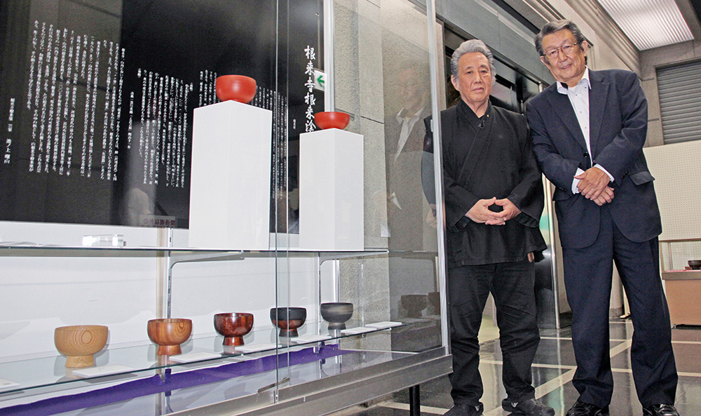 展示した工程見本の前で池ノ上さん㊧と湯川館長