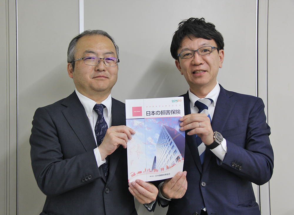 日本損害保険協会近畿支部の吉澤篤史事務局長㊧、佐藤博之事務局長代理