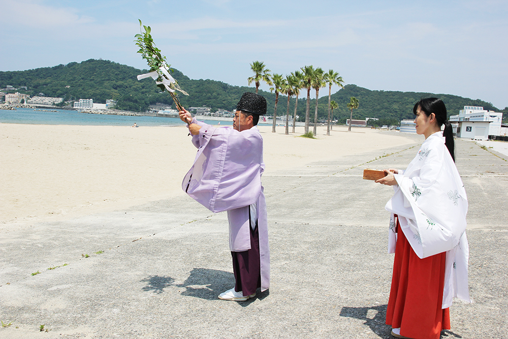 海水浴場の安全を祈願する小板宮司