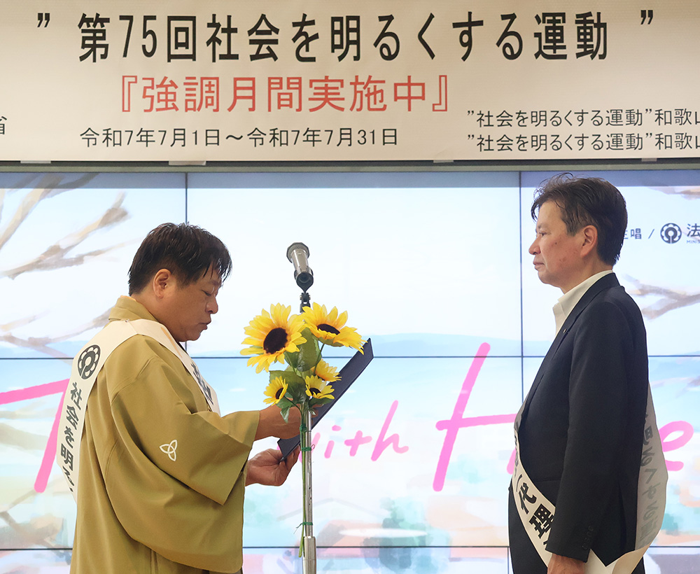 石破首相のメッセージを伝達する枝曾丸さん㊧
