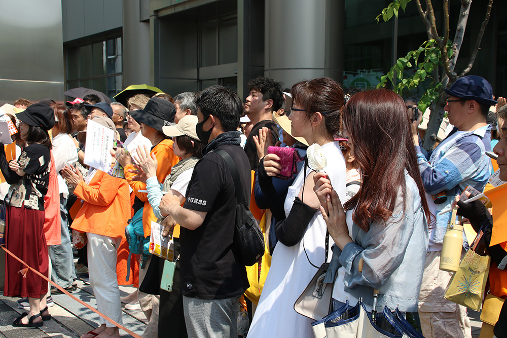 街頭で候補者の訴えを聞く有権者(5日)