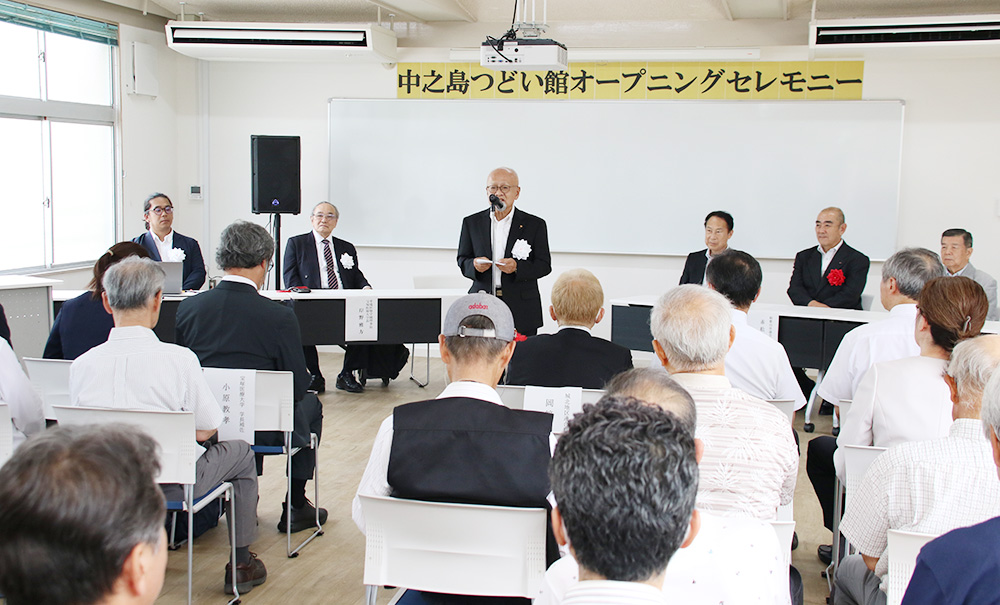 オープニングセレモニーであいさつする白井会長