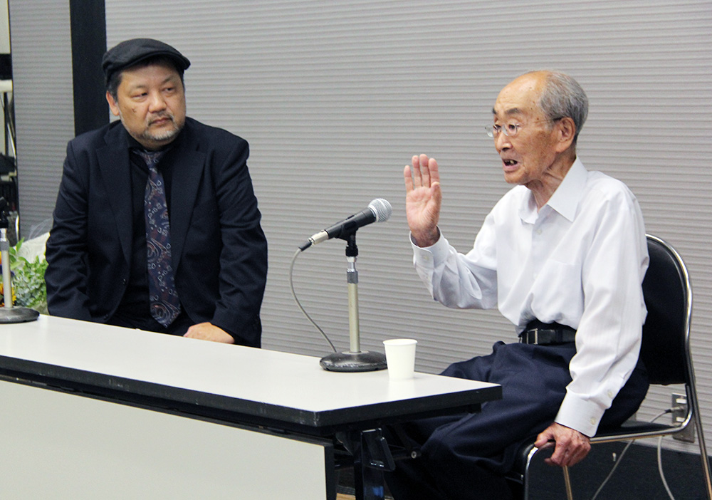 和歌山大空襲の体験を語る中村さん㊨