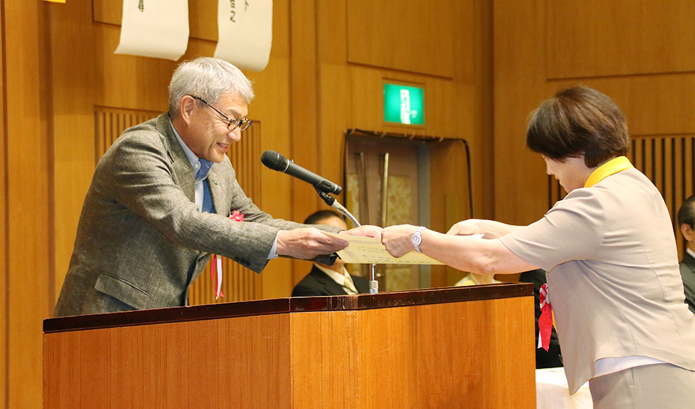 宮﨑知事㊧から表彰を受ける受賞者