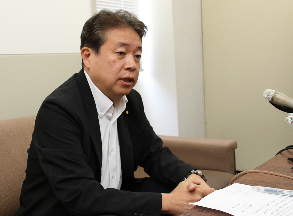 会見で陳謝する鶴保議員