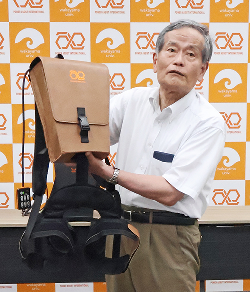 改良したパワーアシストスーツについて説明する八木さん