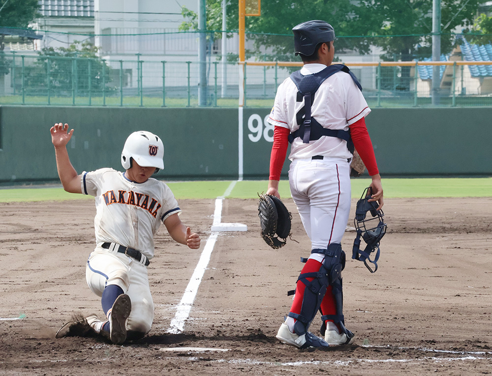 和工の2回1死一、三塁、吉田の適時打の間に先制のホームイン