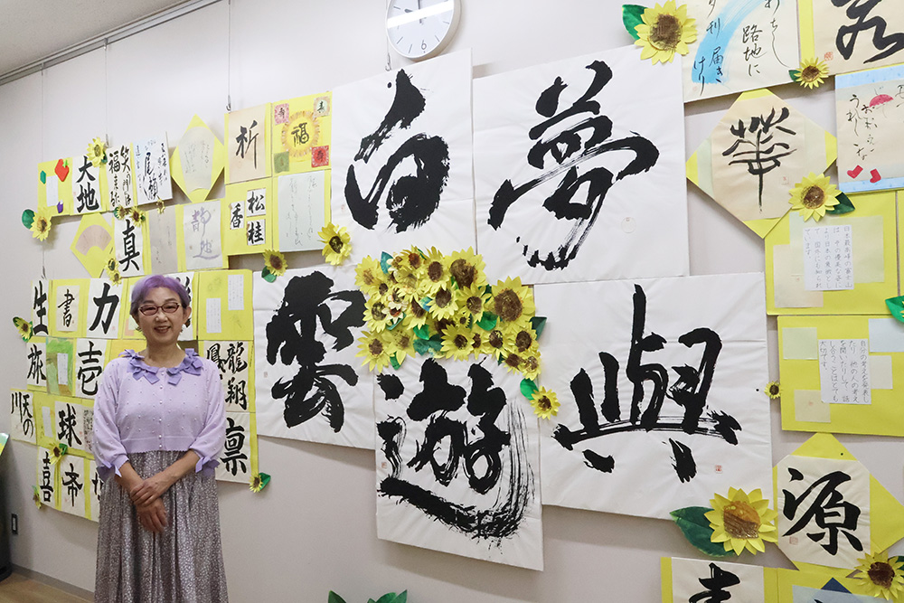 合同作品の前で田端さん
