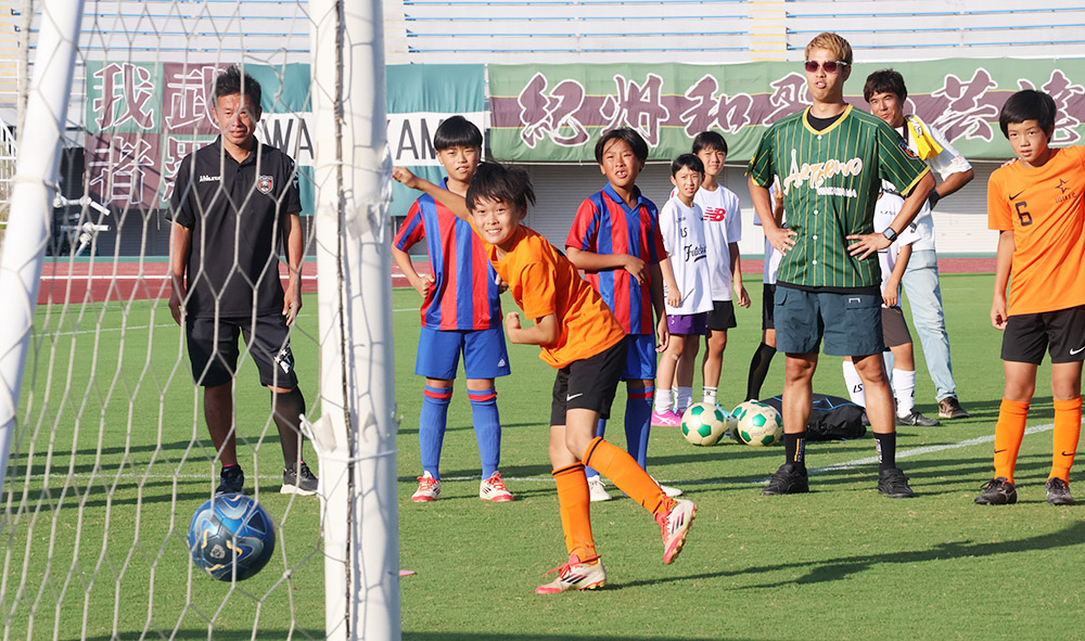 人気インフルエンサーとのPK対決を楽しむ子どもたち