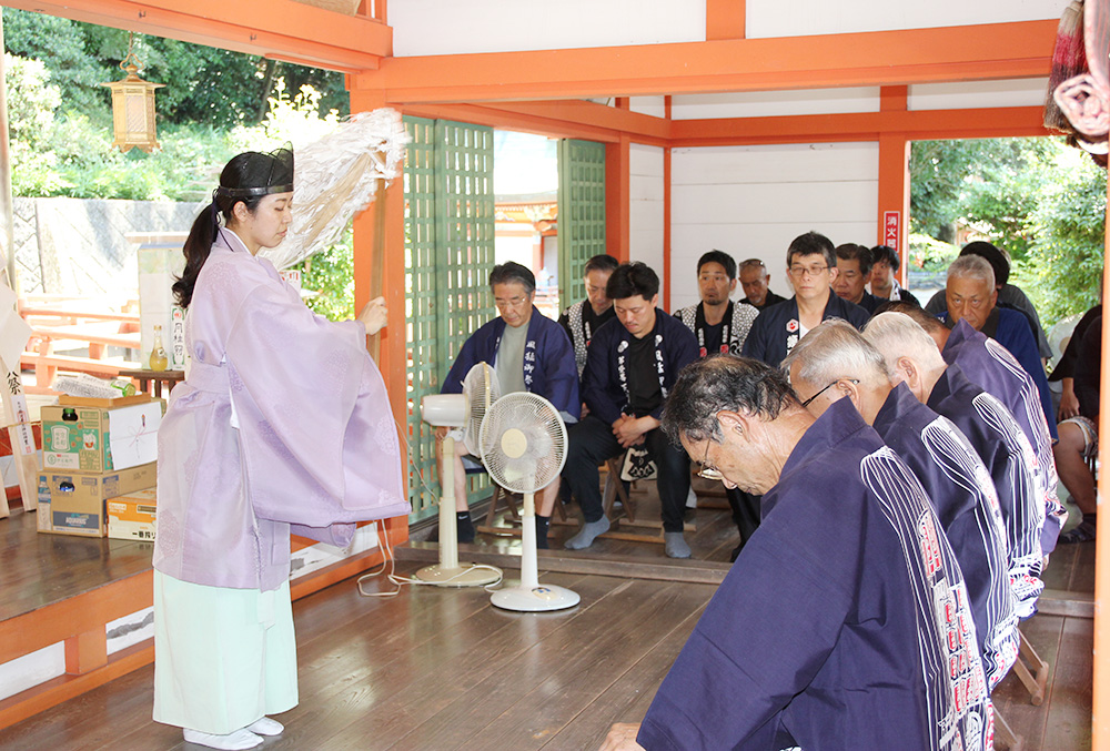 安全を祈願する参加者
