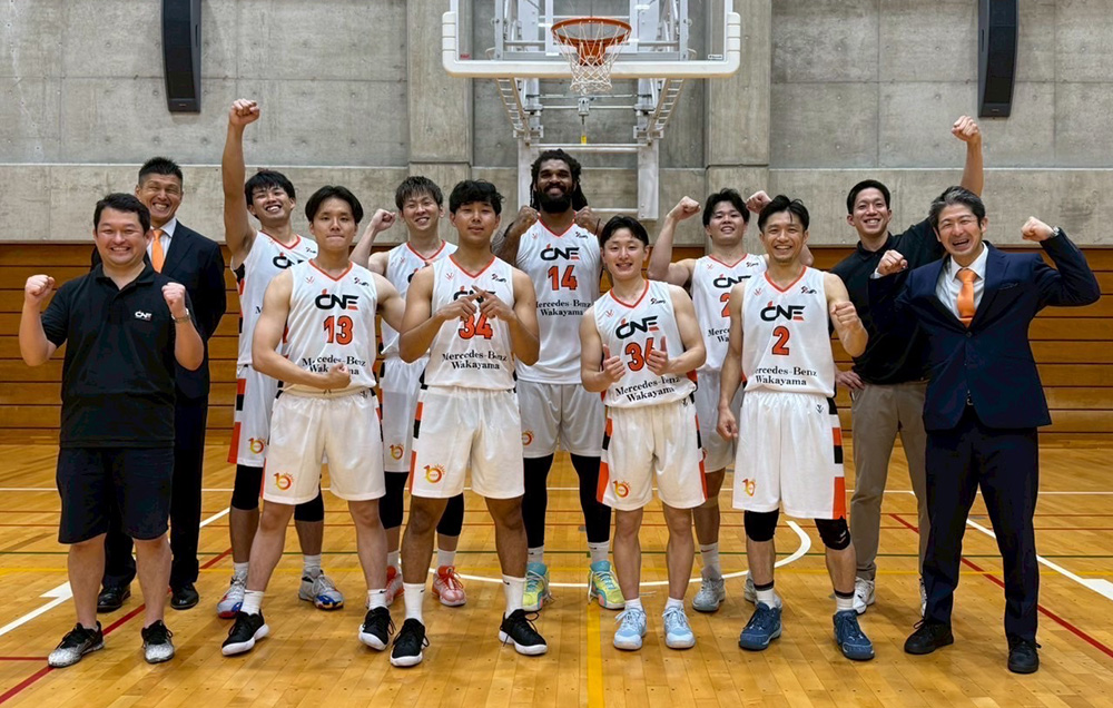 昇格後２戦目にして勝利を収めたワンリーズ和歌山の皆さん
