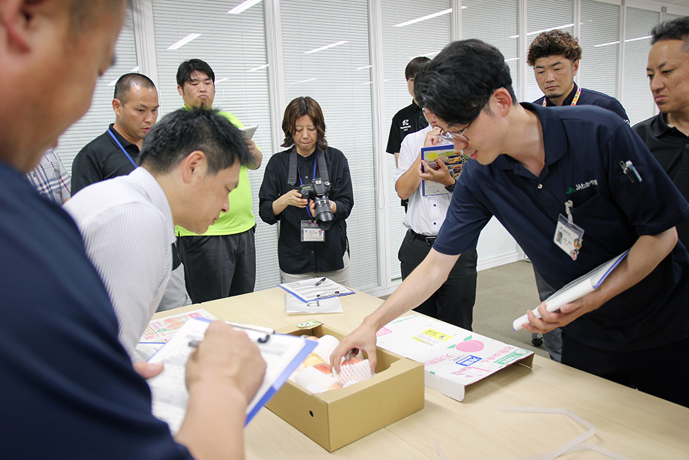 返礼品の抜き打ち調査をするGメン