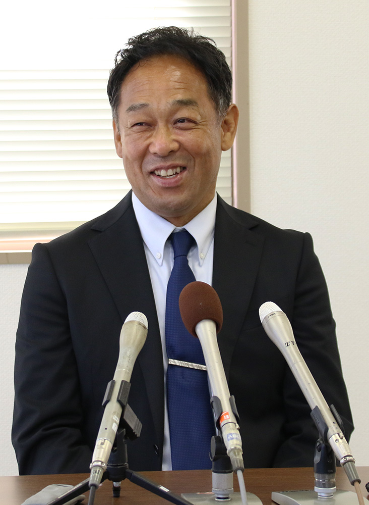 初当選から一夜明けて取材に応じる望月さん