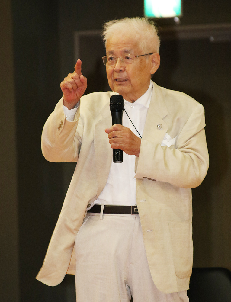 発言する養老さん