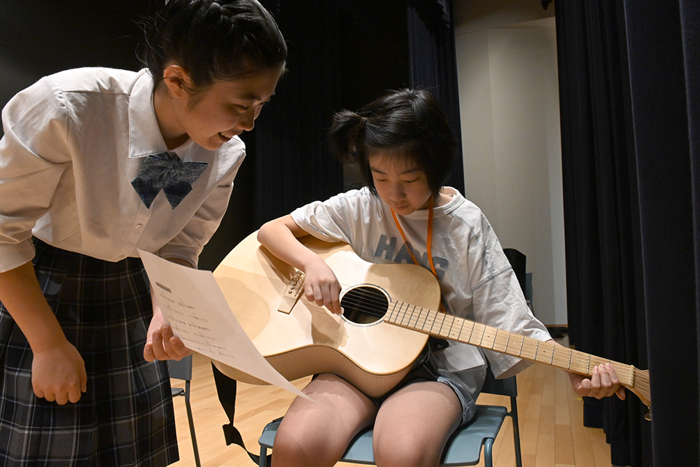 ギター演奏を体験する小学生