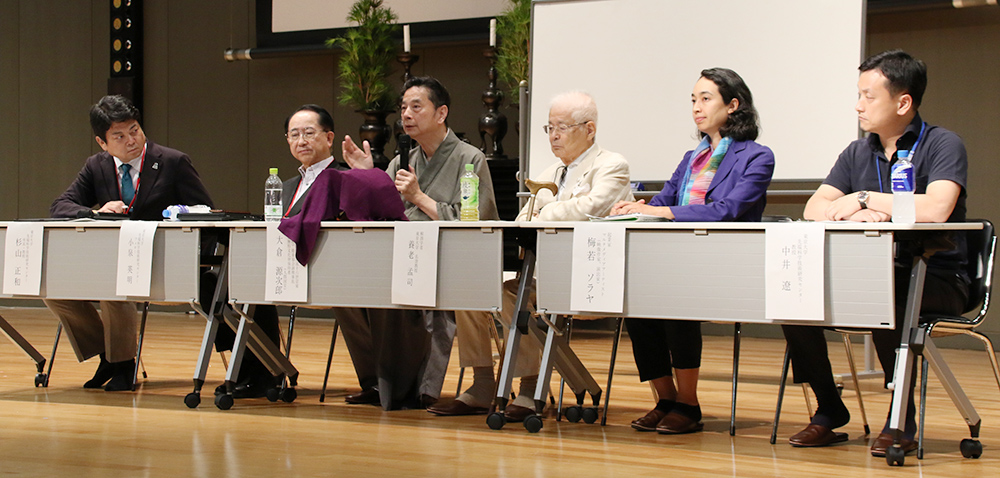 戦争について議論する出席者
