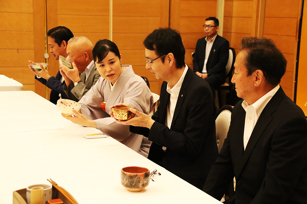 お茶を味わいながら岸本前知事の思い出を語る出席者ら