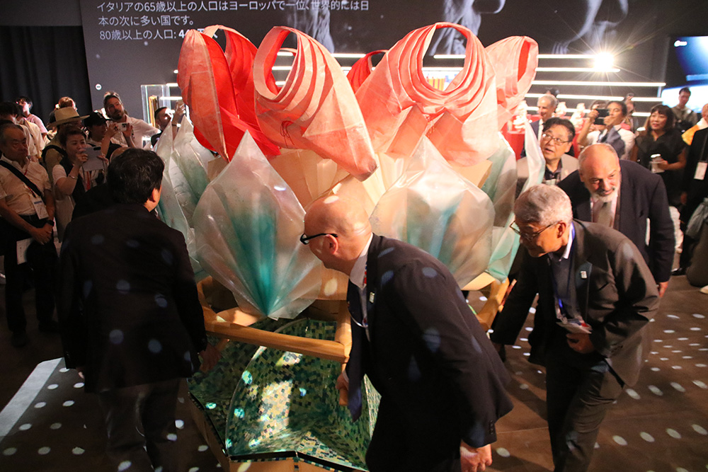 「利他の蓮華」を回す宮﨑知事ら