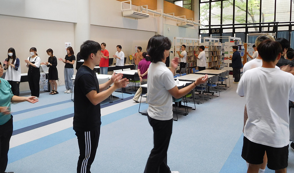 ぶんだら節を踊る学生たち（和歌山リハビリテーション専門職大学提供）
