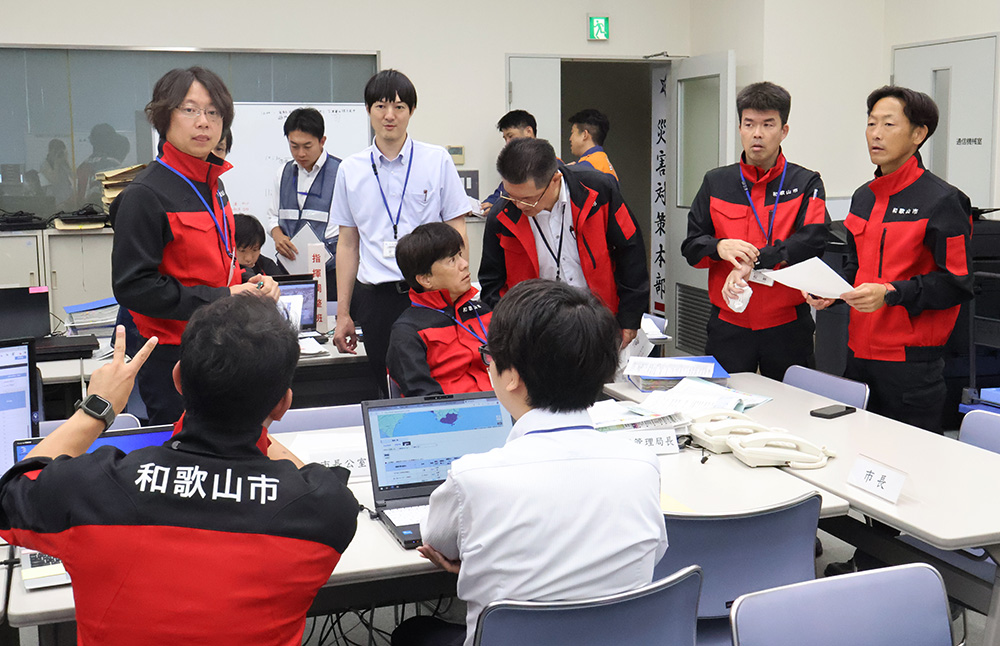 和歌山市災害対策本部で情報収集する市の職員ら